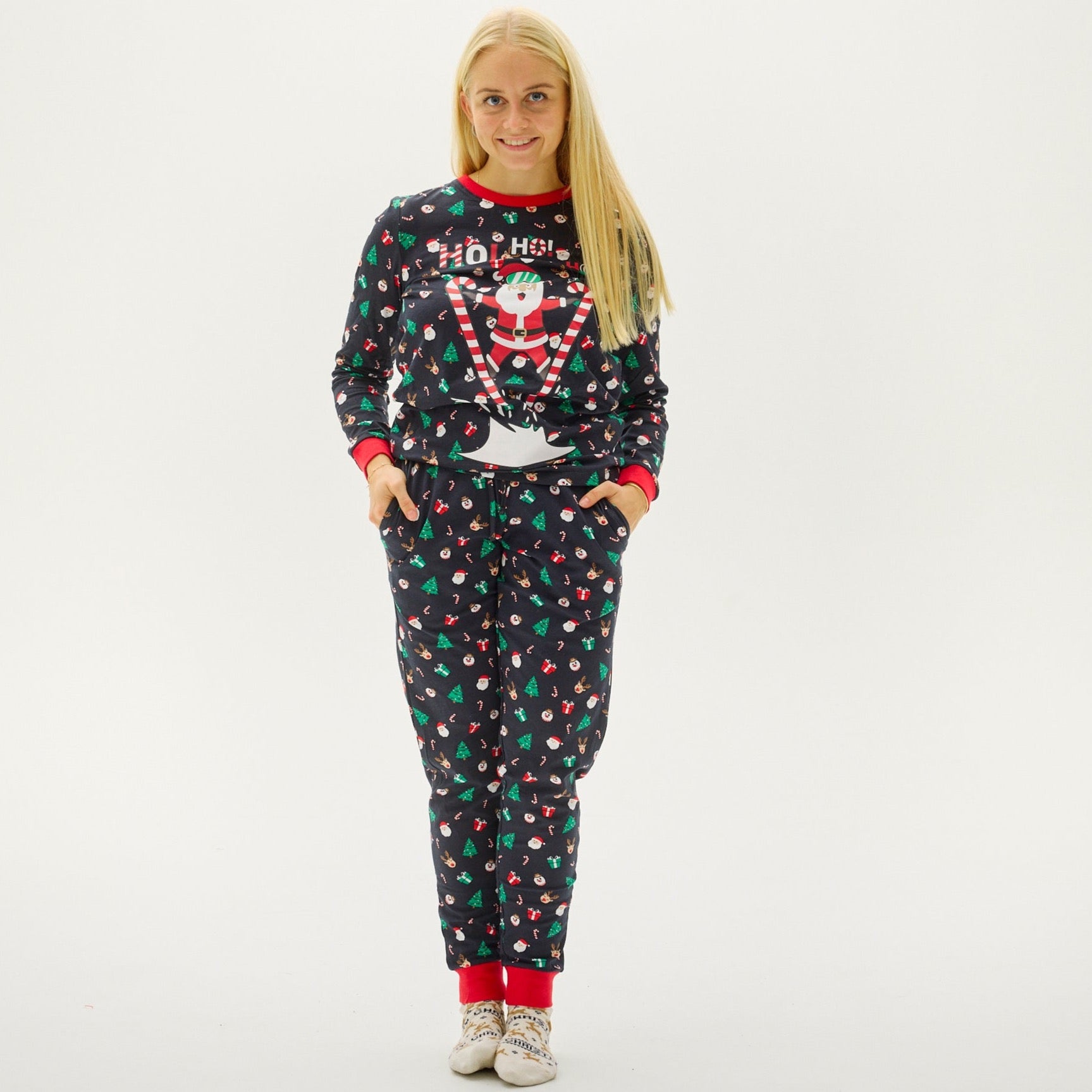 Schwarze Weihnachtspyjama Damen mit fliegendem Santa, buntem Punkte-Muster und roten Bündchen.